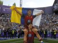 Yeremay, a hombros de Gragera durante la celebración del ascenso del Deportivo en Valladolid