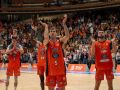 El serbio Micovic, el senegalés Thiam, el español Jou y el montenegrino Brnovic saludan a su afición