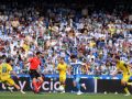 Riki conduce el balón durante el último partido de Liga ante Las Palmas, el choque de mayor afluencia en Riazor en todo el curso
