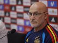 El entrenador de la selección española, Luis de la Fuente, durante la rueda de prensa posterior al entrenamiento realizado este miércoles en la Ciudad del Fútbol de Las Rozas, en la víspera del partido amistoso preparatorio para el Mundial 2026 que el jueves disputa contra la de Irak de A Coruña.