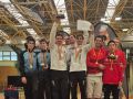 Los esgrimistas del Atlántico, en el centro, con las medallas de oro