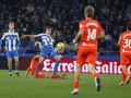 Dani Barcia disputa el balón en el Deportivo-Real B, con Comas observando por detrás