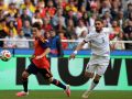 Quintana. Partido de fÃºtbol de selecciones nacionales de EspaÃ±a - Irak en Riazor. PÃºblico, jugadas, banquillos, entrenadores, plantillas