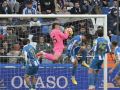 Álvaro Ferllo ataja el balón en el Deportivo-Albacete de Riazor