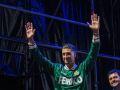 Sergio Escudero saluda en la Fan Zone tras el ascenso del Deportivo