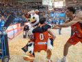 Didac Cuevas abrazado a la mascota del Básquet Coruña tras el ascenso