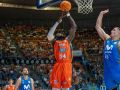 Mus Barro intenta anotar en la final del playoff de ascenso a la ACB entre el Básquet Coruña y el Estudiantes