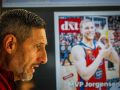 Charlie Uzal ante la portada de DXT dedicada a Paul Jorgensen como MVP de la Final Four
