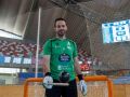 Dava Torres, capitán del Liceo, hace equilibrio con la bola y el stick