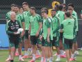 Javier Aguirre, seleccionador de México, da instrucciones a sus jugadores durante un entrenamiento previo al partido
