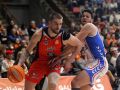 Dino Radončić: "Merezco jugar en ACB y si es en un club al que tengo tanto cariño, mejor" Dino Radončić ataca la defensa de Eddy Polanco durante el partido contra Alicante en el Coliseum