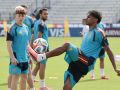 Lamine Yamal controla el balón ante la mirada de Víctor Muñoz