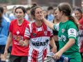 Joana Montouto, visiblemente emocionada, celebra el ascenso con su compañera Aroa Naya