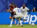 El delantero de España Lamine Yamal ante los jugadores de Cabo Verde Willy Semedo y Sidny Cabral (13) durante el partido del grupo H del Mundial 2026 en el Estadio Atlanta