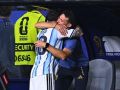 Messi y Scaloni se funden en un emotivo abrazo en el partido ante Argentina