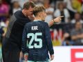 El alemán Lennart Karl recibe instrucciones de Julian Nagelsmann
