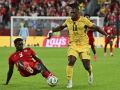 Asante se lleva un balón ante Córdoba en el Ghana-Panamá