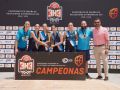 Andrea Pérez ‘Porri’ y sus jugadoras posan con el trofeo de campeonas de España