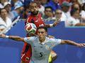 Manuel Ugarte, de Uruguay, disputa el balón con Telmo Arcanjo, de Cabo Verde