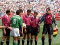 Sorteo de campos del partido de la primera fase del Mundial de 1994 entre Bolivia y España, con Milton Melgar y Andoni Zubizarreta como capitanes
