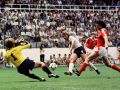 Wolfgang Dremmler dispara a la portería de Friedrich Koncilia en presencia de Bruno Pezzey durante el Alemania Federal-Austria del Mundial 82, el partido bautizado como ‘Desgracia de Gijón’