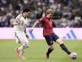 Pavel es presionado por Jorge Sánchez en el encuentro que terminó con goleada de México ante República Checa