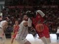 Ilimane Diop penetra a canasta ante la defensa de Yunio Barrueta en el partido de Primera FEB entre Leyma y Obradoiro en el Coliseum