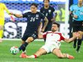 Zendejas y Ozcan pelean por el esférico en el Turquía-Estados Unidos