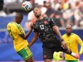 Derek Cornelius salta junto a Sphephelo Sithole durante el partido de dieiciseisavos de final del Mundial 2026 entre Canadá y Sudáfrica disputado en Los Ángeles