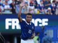 Mbappé saluda tras el triunfo de Francia ante Suecia
