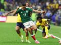 Pineda se marcha con el balón en el México-Ecuador