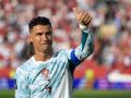 Cristiano saluda a la afición tras el triunfo ante Croacia