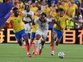 Jefferson Lerma y Daniel Muñoz persiguen a Antoine Semenyo durante el partido entre Colombia y Ghana de dieciseisavos de final del Mundial celebrado en Kansas City