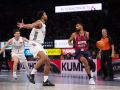 Luwawu-Cabarrot encara al madridista Lyles ante la mirada del árbitro coruñés Carlos Rial