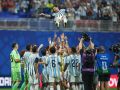 Argentina logra una remontada épica ante Egipto en 13 minutos (3-2) El delantero argentino Leo Messi es manteado por sus compañeros tras la victoria en el partido de octavos de final que Argentina y Egipto han disputado en Atlanta