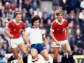 El inglés Kevin Keegan controla el balón ante los noruegos Svein Grondalen (i) y Einar Jan Aas en la histórica primera victoria escandinava frente a los Tres Leones en 1981