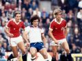 El inglés Kevin Keegan controla el balón ante los noruegos Svein Grondalen (i) y Einar Jan Aas en la histórica primera victoria escandinava frente a los Tres Leones en 1981