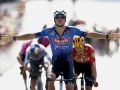 Mathieu van der Poel celebra su victoria en la etapa del Tour con meta en Ussel por delante de Tobias Johannessen (d)