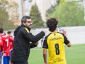 Juanjo González, técnico del Relámpago, da indicaciones en el duelo ante el Sporting Meicende