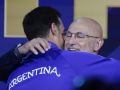 El seleccionador de España, Luis de la Fuente (d), abraza a su hómologo de Argentina, Lionel Scaloni, durante una rueda de prensa conjunta este vienes, en Nueva York (EE.UU.).
