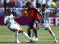 Lamine Yamal pelea por un balón con Tagliafico y Mac Allister