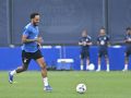 Aubameyang conduce el balón durante su primer entrenamiento con el Deportivo