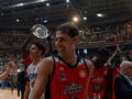 Guillem Jou celebra el ascenso sobre la pista del Coliseum