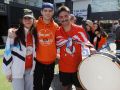 Marc Castro (d), uno de los cinco expertos que participaron en este cuestionario, con otros dos aficionados naranjas antes del partido de la pasada temporada en el Coliseum contra el Obradoiro