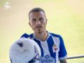 LA LUPA | Así juega Angeliño, el lateral del pie izquierdo infinito Angeliño posa en la concentración del Deportivo en Coverciano