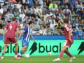 Noé Carrillo conduce el balón frente al Real Madrid