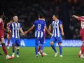 Mella, Villares y Loureiro hablan durante el Teresa Herrera ante el Real Madrid en Riazor