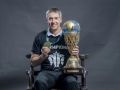 Miguel Ángel Hoyo posa con la medalla y el trofeo de campeón