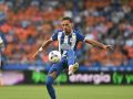 Giacomo Quagliata intenta controlar el balón durante el Deportivo-Elche