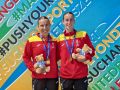 Irene Lata y María Paraja, con su medalla de oro en el K2 500